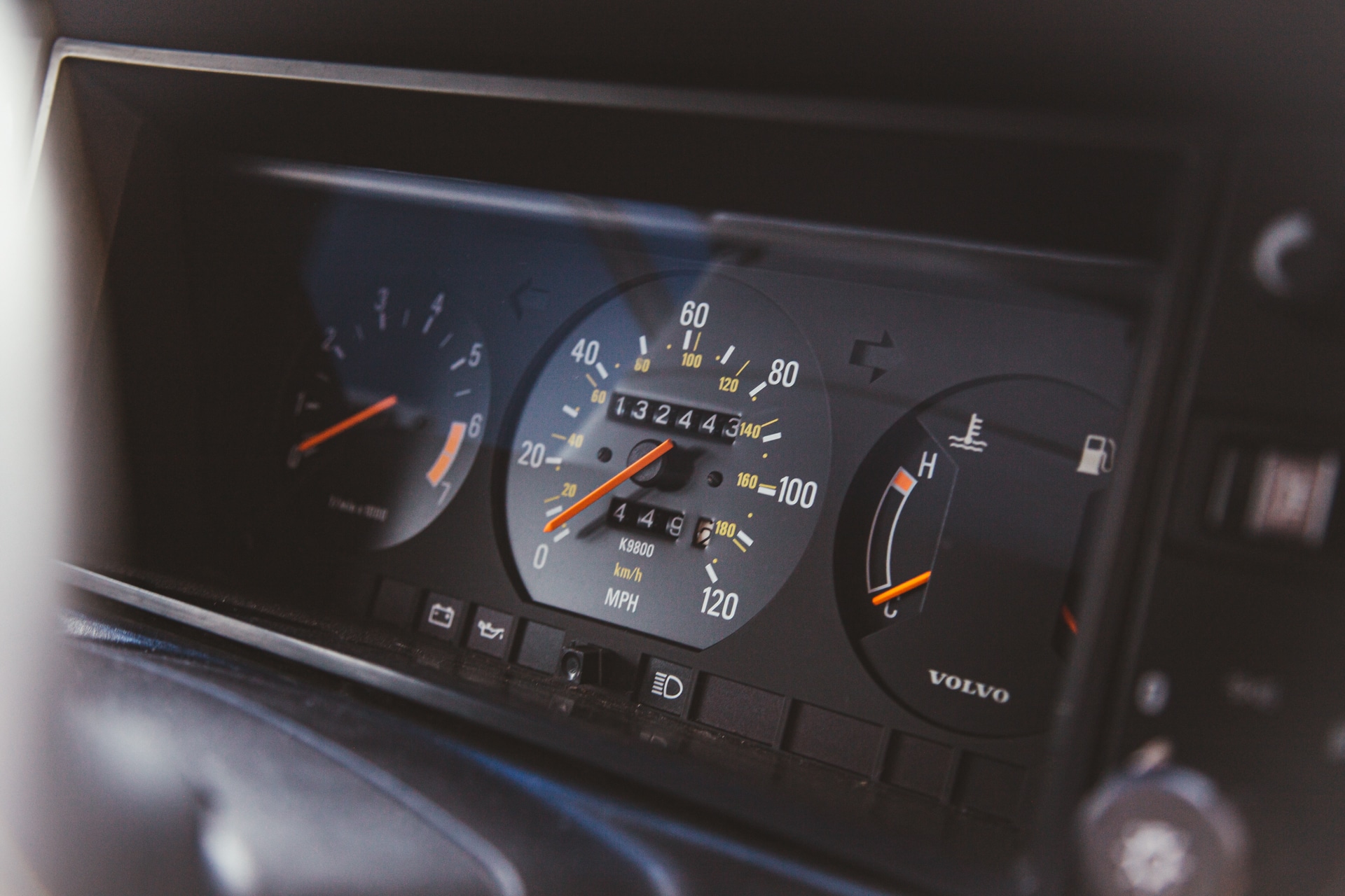 151123 1988 Volvo 240GL 9 1