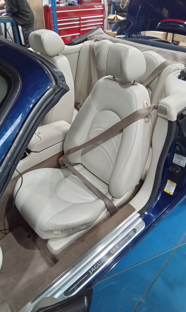 27112023 2001 Jaguar XKR carpet and roof 42 1