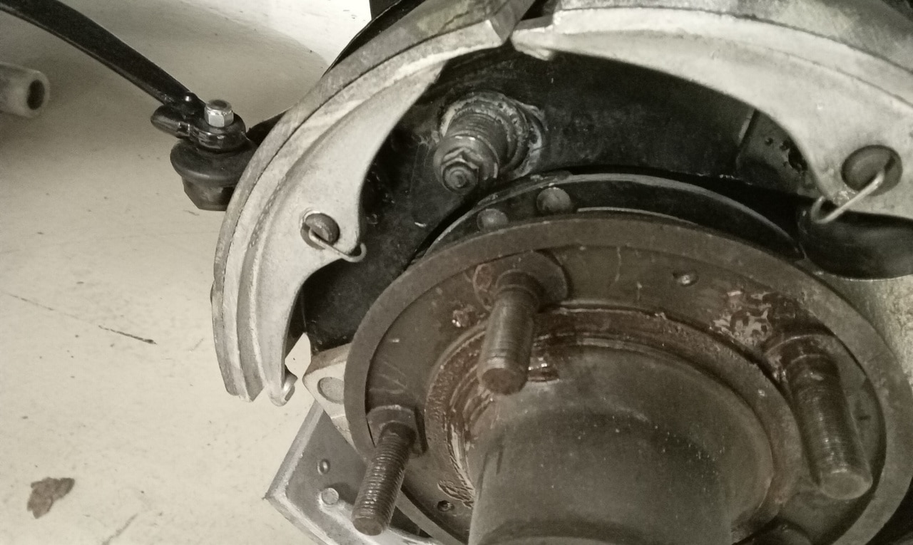 11012024 1963 Bentley S3 back at workshop and freeing brakes 2 1