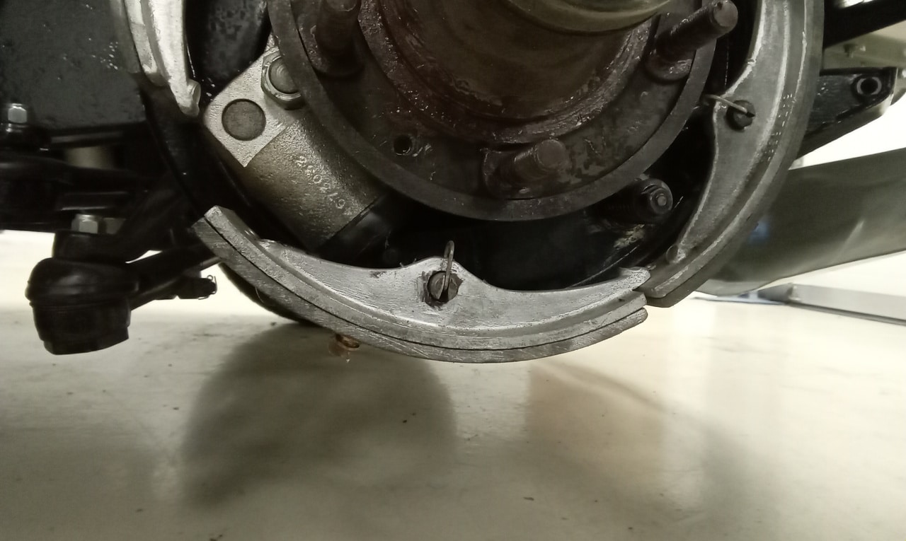 11012024 1963 Bentley S3 back at workshop and freeing brakes 4 1