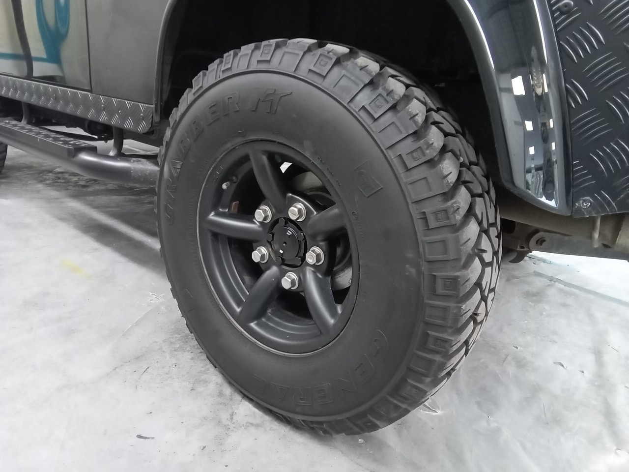 Land Rover Defender Centre Hubs Painted 02 1