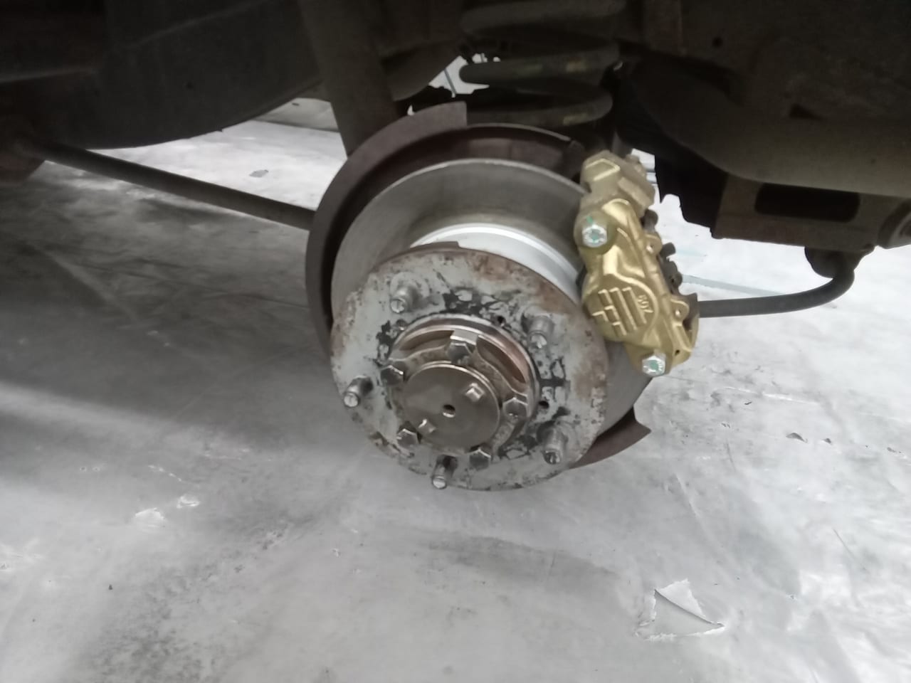Land Rover Defender Centre Hubs Painted 08 1