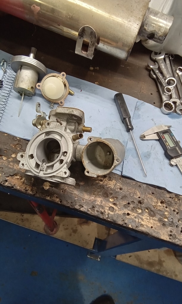 290524 1972 MGB Roadster Carburettor Work 5 1