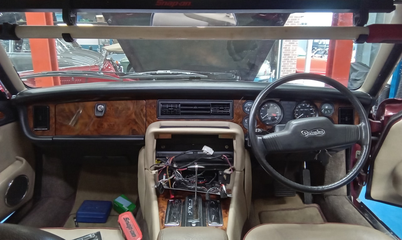 130624 1989 Daimler Double Six Dash Reinstall 1