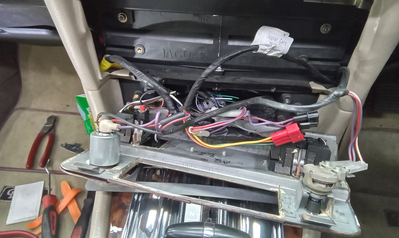 130624 1989 Daimler Double Six Dash Removal and Strip Down 16 1