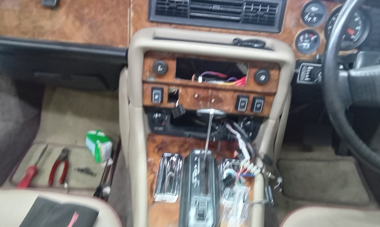 130624 1989 Daimler Double Six Dash Removal and Strip Down 18 1