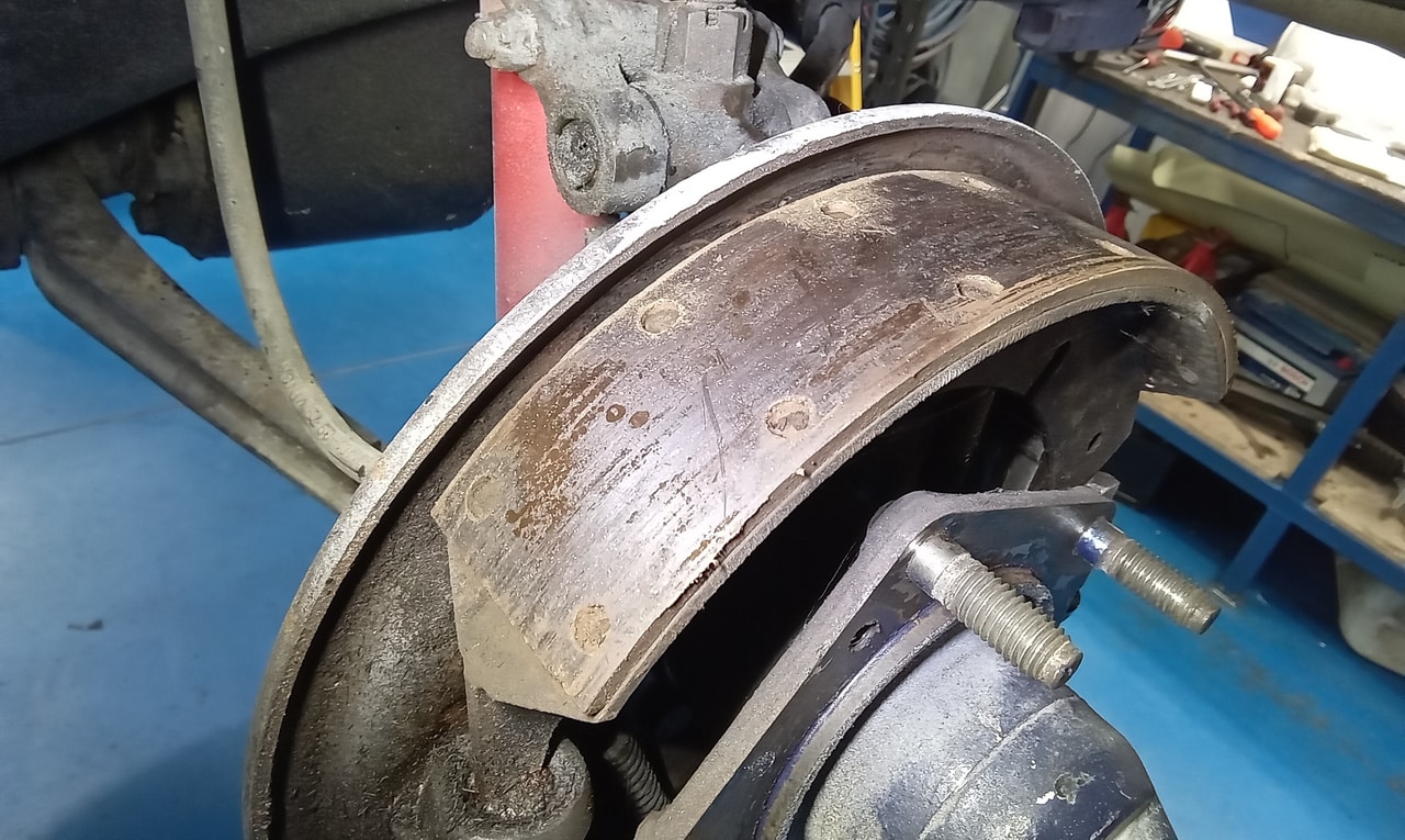 1954 Daimler Conquest Brakes Overhaul 04 1