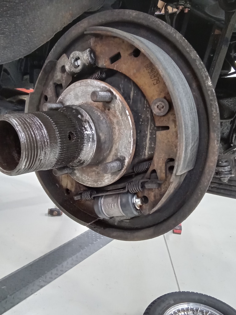 1971 MG B Roadster Brakes 01 1