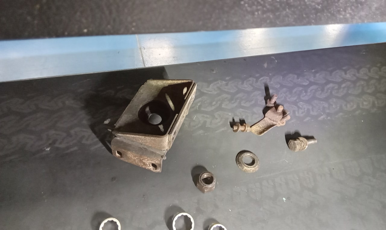 100724 1981 Austin Vanden Plas Rear Axle Mounts and Lift Pump 1