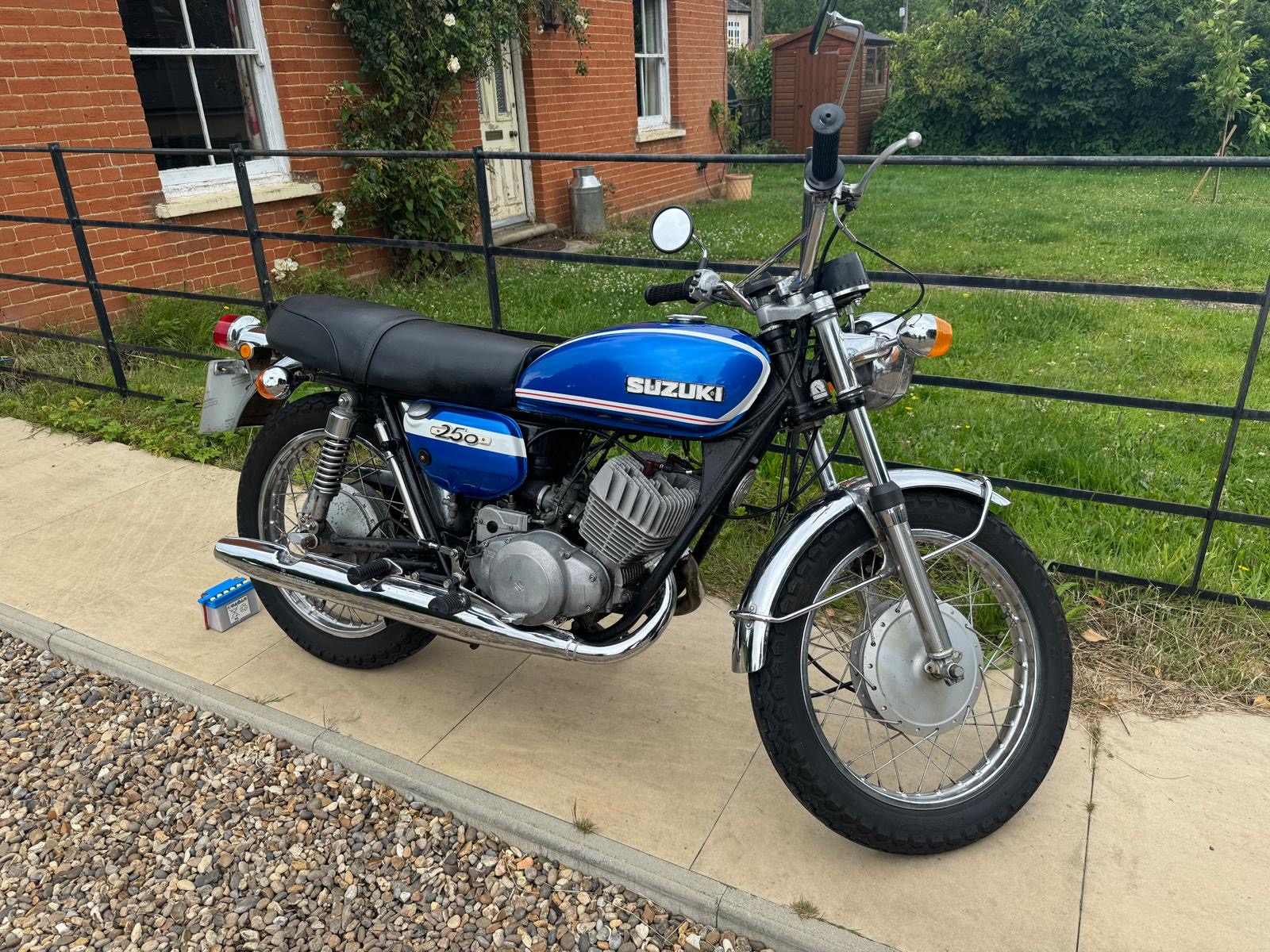 Suzuki 250 1971 2 1