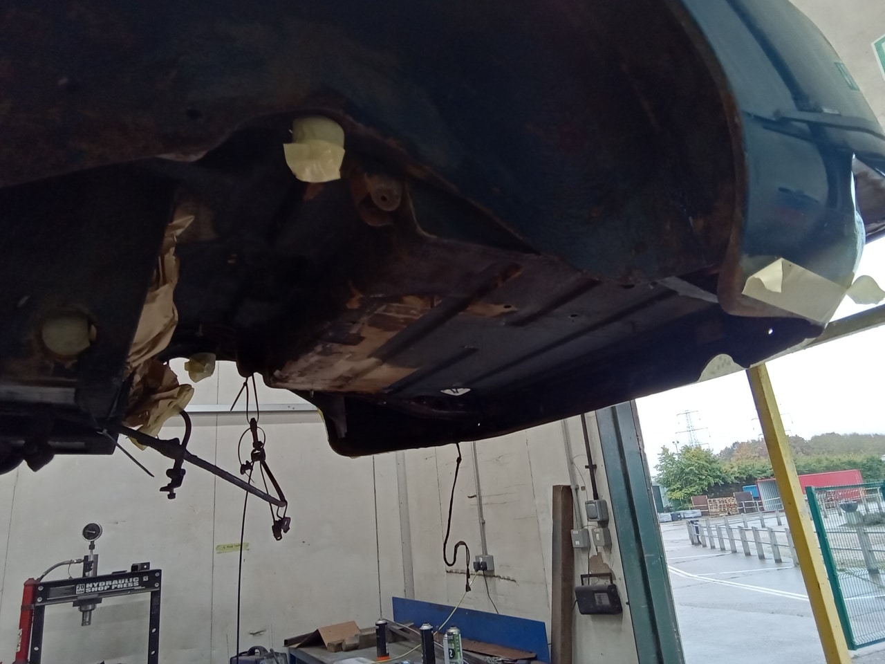 1973 MG B Roadster Schutz Underseal 09 1