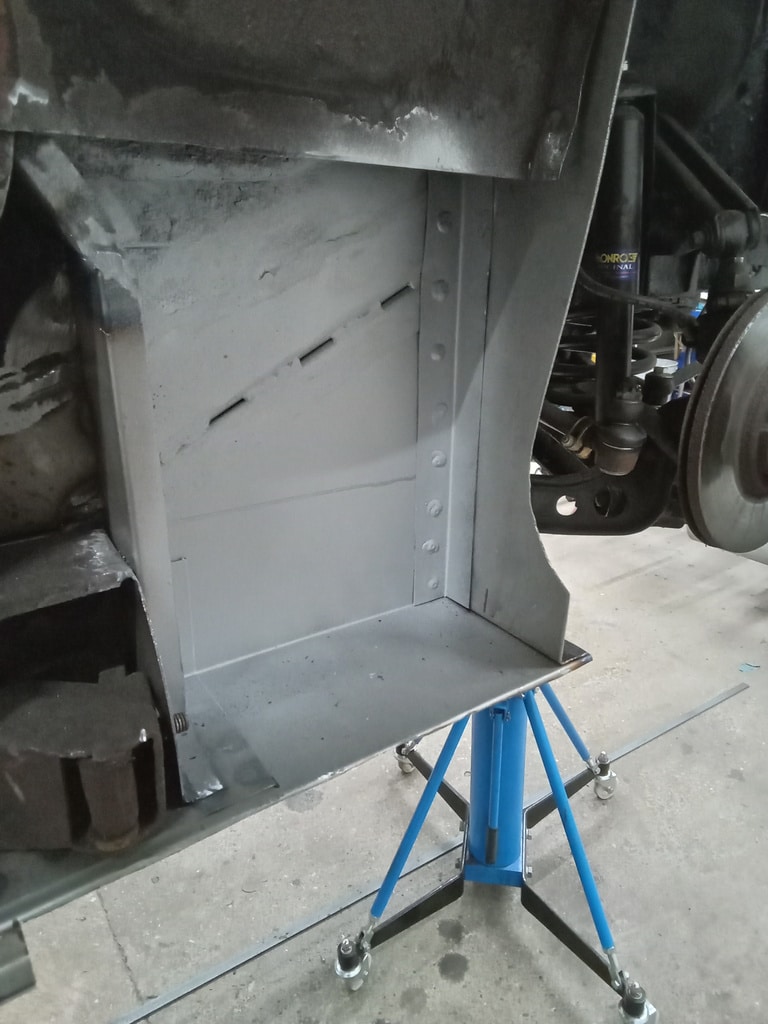 171224 1963 rover p4 rh a post repairs (5)