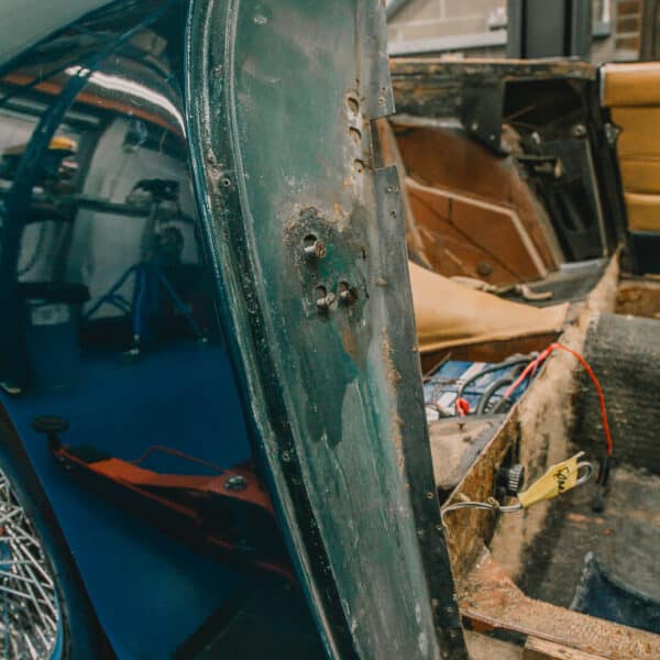 1969 aston martin db6 volante interior teardown 38