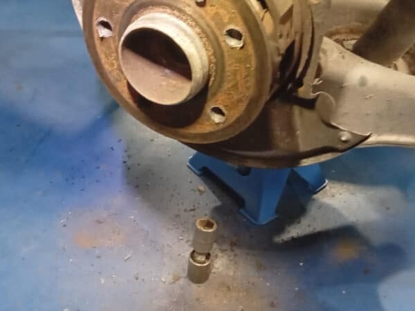 21012025 1987 Mercedes 500SL rear axle 19
