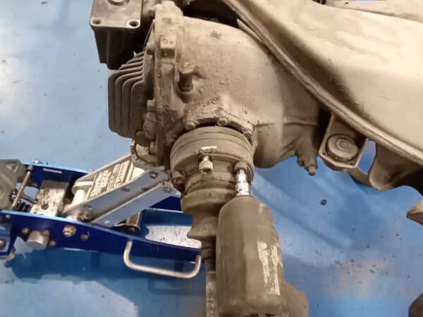 21012025 1987 Mercedes 500SL rear axle 39