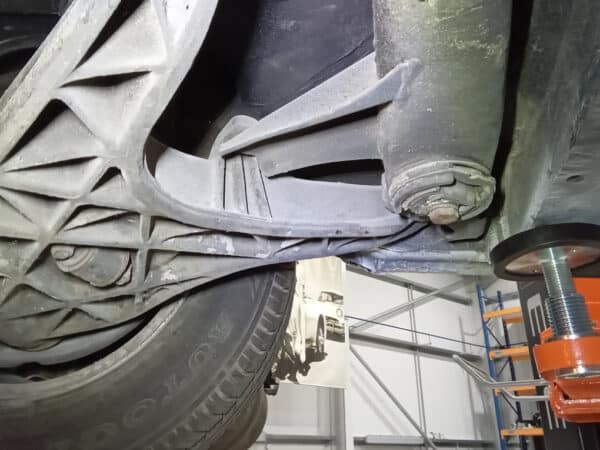 21012025 1987 Mercedes 500SL rear axle 4