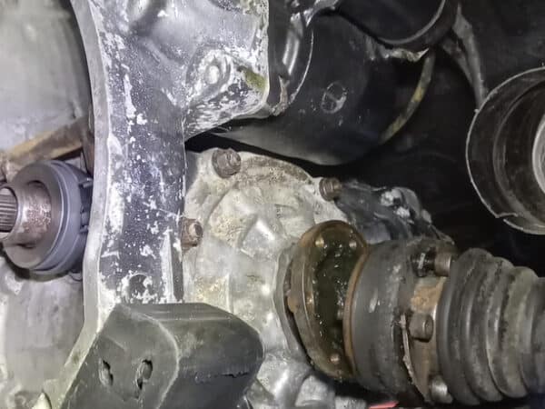 30012025 1975 volkswagen beetle 1303 engine and gearbox (35)