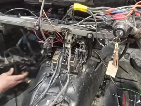 30012025 1987 mercedes 500sl heater and wiring loom (10)