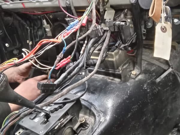 30012025 1987 mercedes 500sl heater and wiring loom (11)