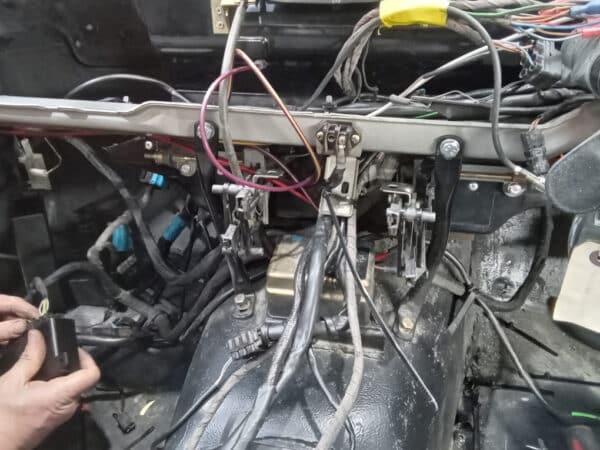 30012025 1987 mercedes 500sl heater and wiring loom (9)