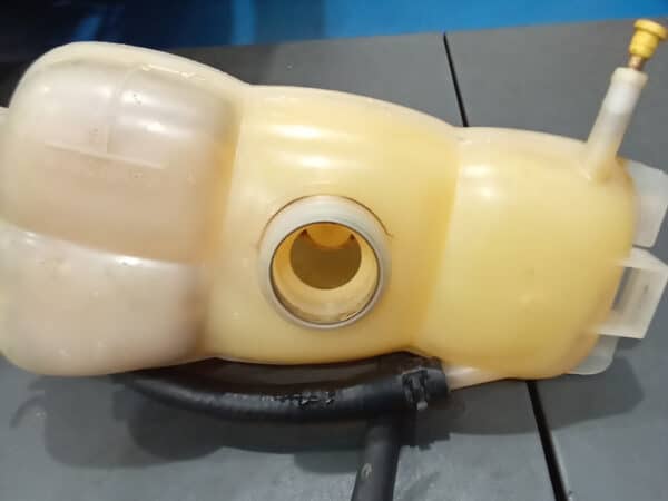 30012025 1999 vauxhall omega engine clean up (12)