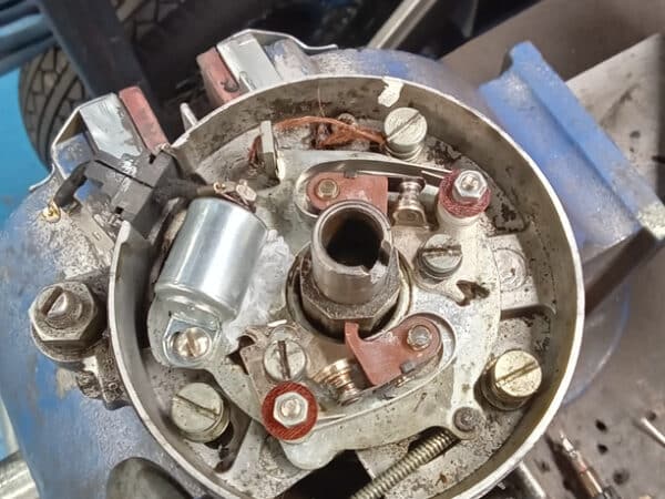 04022025 1969 daimler 250 v8 ignition issues (11)