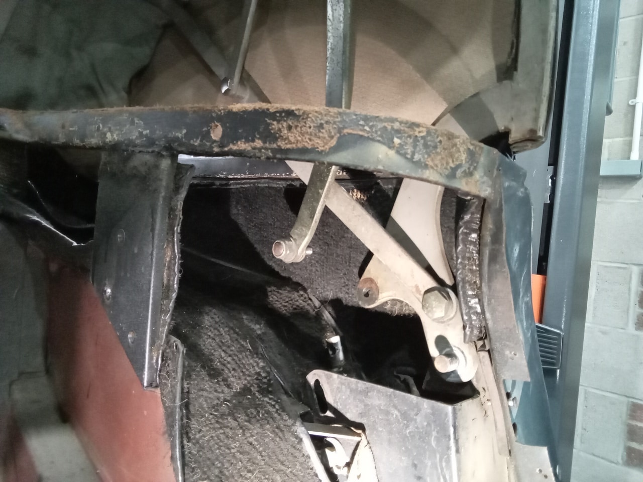 07022025 1969 aston martin db6 volante strip down (106)