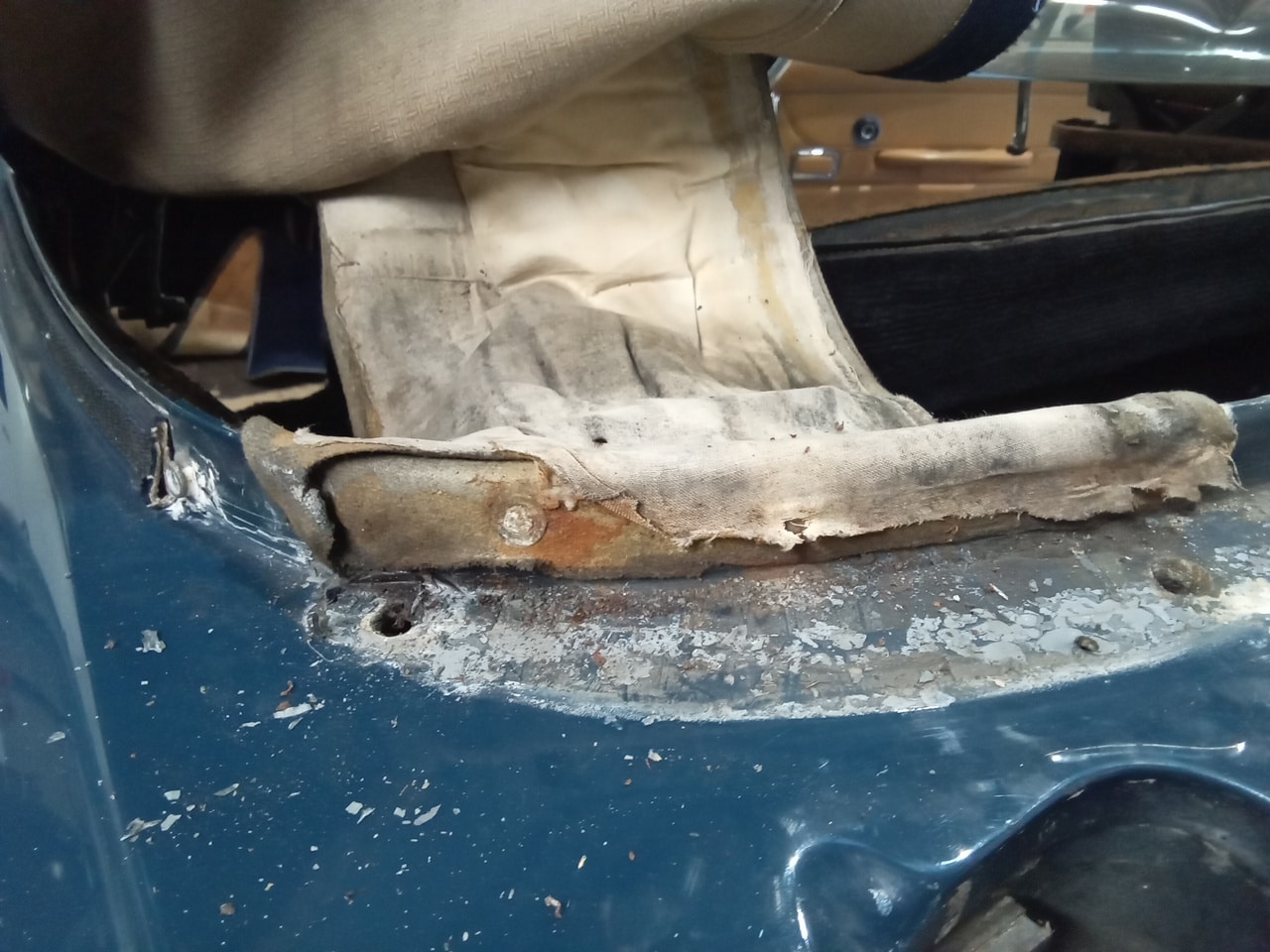 07022025 1969 aston martin db6 volante strip down (108)