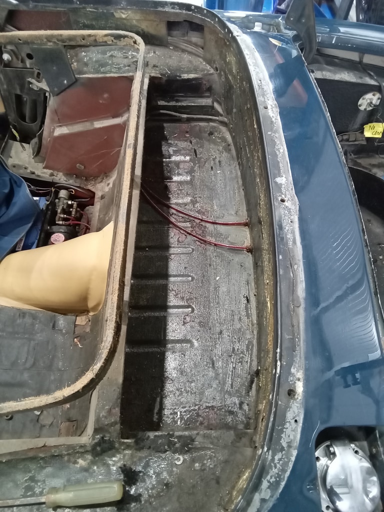 07022025 1969 aston martin db6 volante strip down (112)