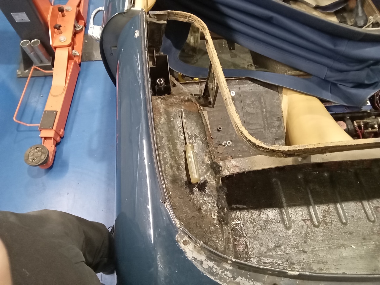 07022025 1969 aston martin db6 volante strip down (113)