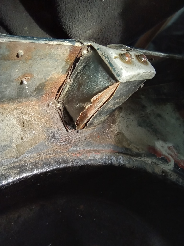 07022025 1969 aston martin db6 volante strip down (13)