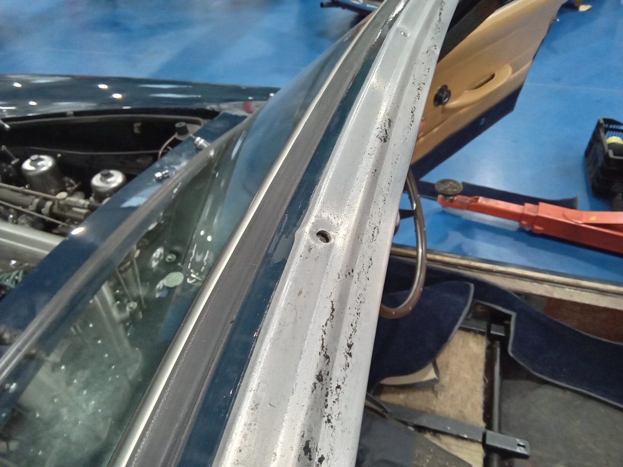 07022025 1969 aston martin db6 volante strip down (133)