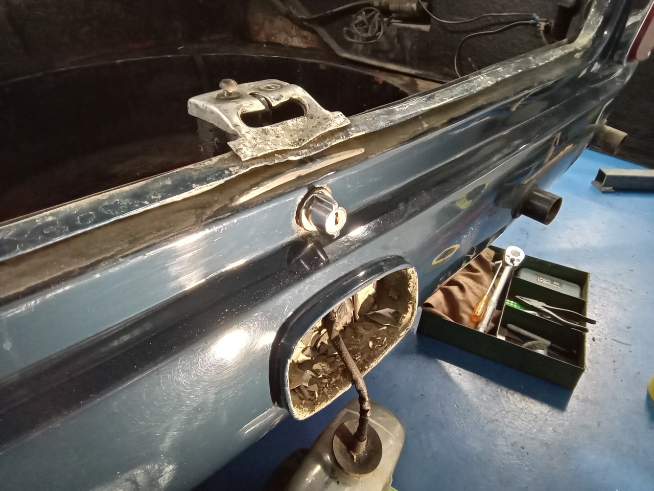 07022025 1969 aston martin db6 volante strip down (15)