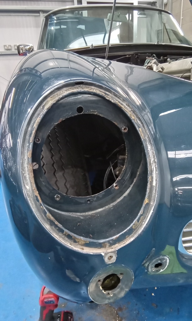 07022025 1969 aston martin db6 volante strip down (191)