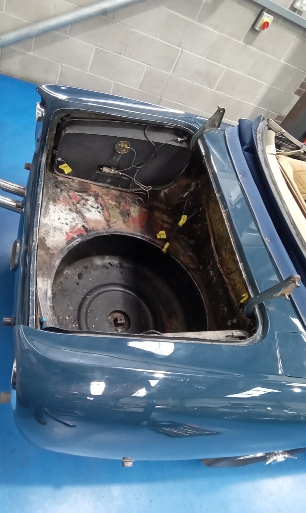 07022025 1969 aston martin db6 volante strip down (193)