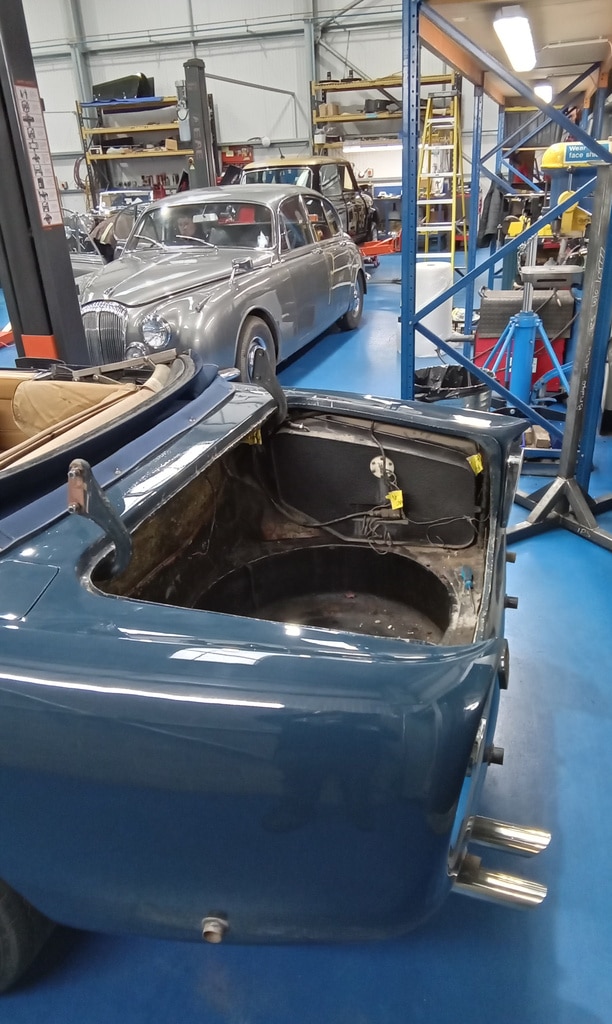 07022025 1969 aston martin db6 volante strip down (194)