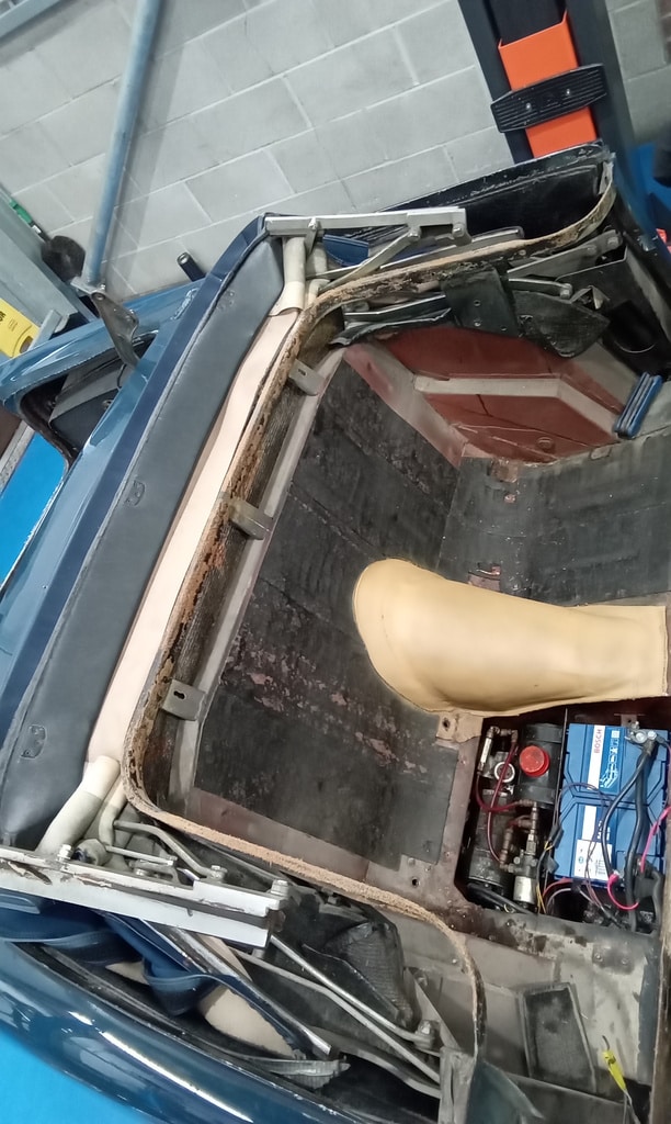 07022025 1969 aston martin db6 volante strip down (205)