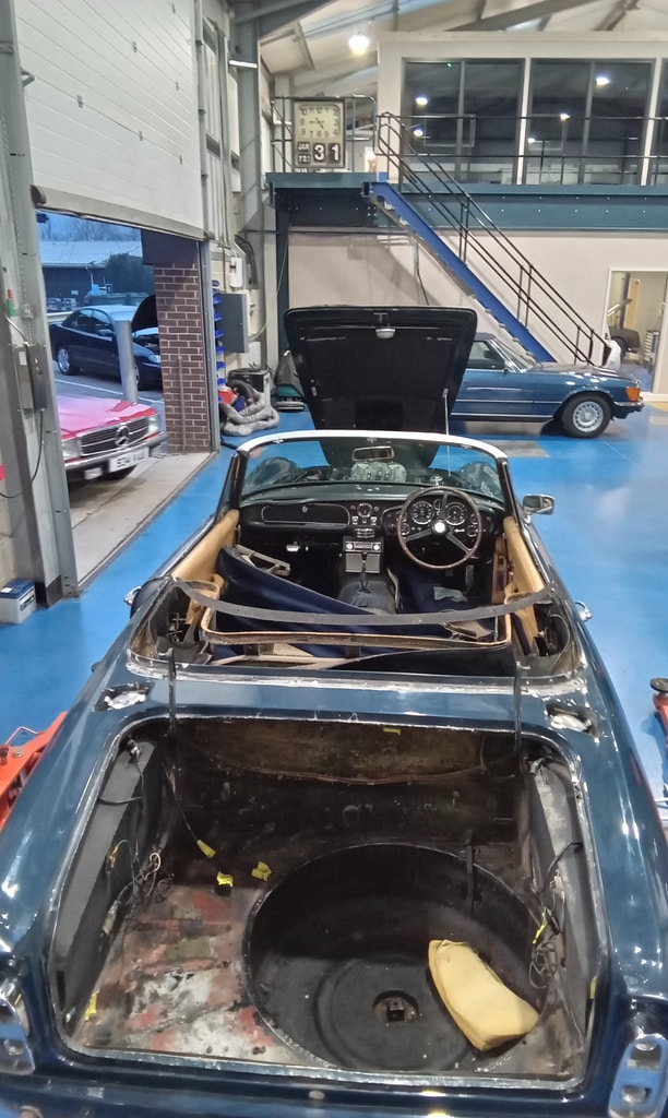 07022025 1969 aston martin db6 volante strip down (207)