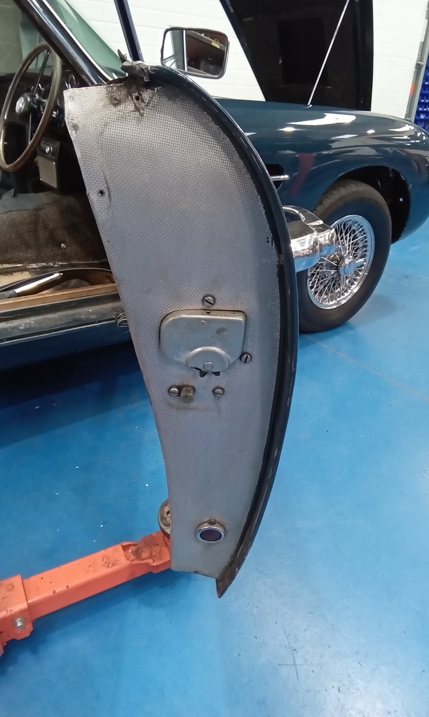 07022025 1969 aston martin db6 volante strip down (242)