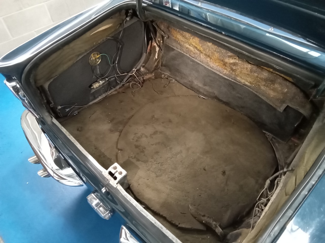 07022025 1969 aston martin db6 volante strip down (30)