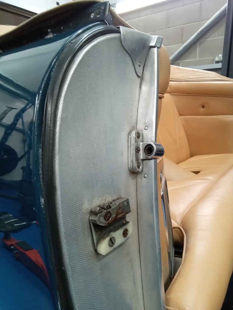 07022025 1969 aston martin db6 volante strip down (88)