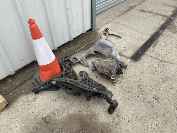 07022025 1987 mercedes 500sl rear axle (1)