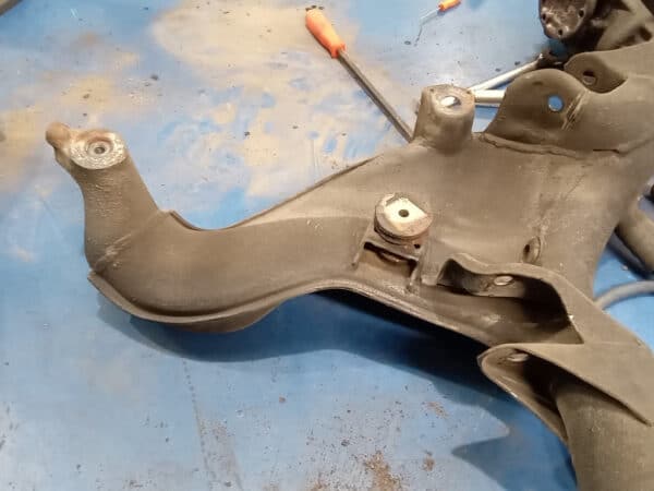 07022025 1987 mercedes 500sl rear axle (12)