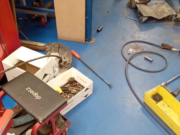 07022025 1987 mercedes 500sl rear axle (14)