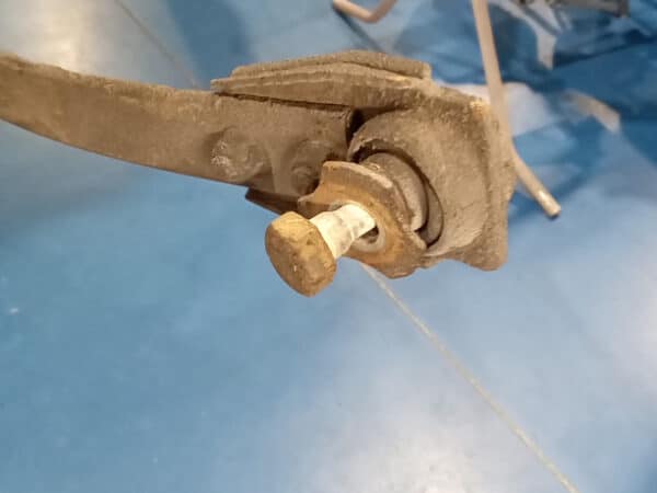 07022025 1987 mercedes 500sl rear axle (3)