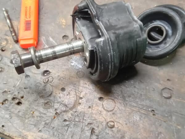 07022025 1987 mercedes 500sl rear axle (6)