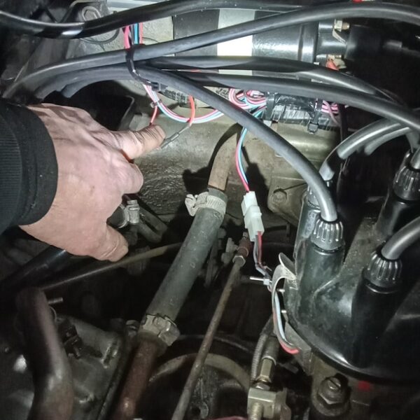 110225 1968 daimler 250 v8 ht leads and bonnet cable (3)