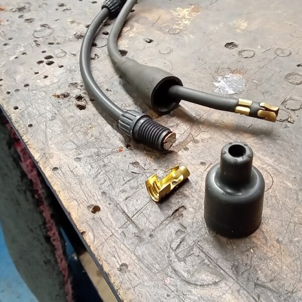 110225 1968 daimler 250 v8 ht leads and bonnet cable (32)