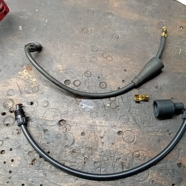 110225 1968 daimler 250 v8 ht leads and bonnet cable (35)
