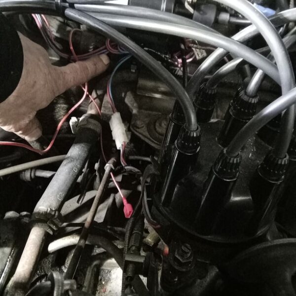 110225 1968 daimler 250 v8 ht leads and bonnet cable (9)
